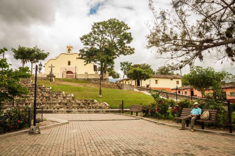 El municipio de Belén de Curiquinque, está situado en la planicie de las faldas de la montaña de Ojuera y Cerro Azul.