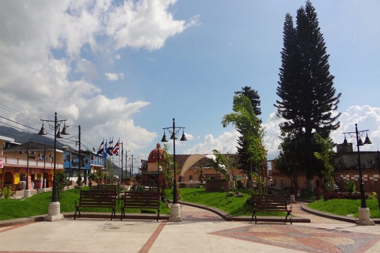 Lepaera cuenta con una plaza llamada "La Amistad" un lugar acogedor desde donde puede observar lo hermoso de este municipio.