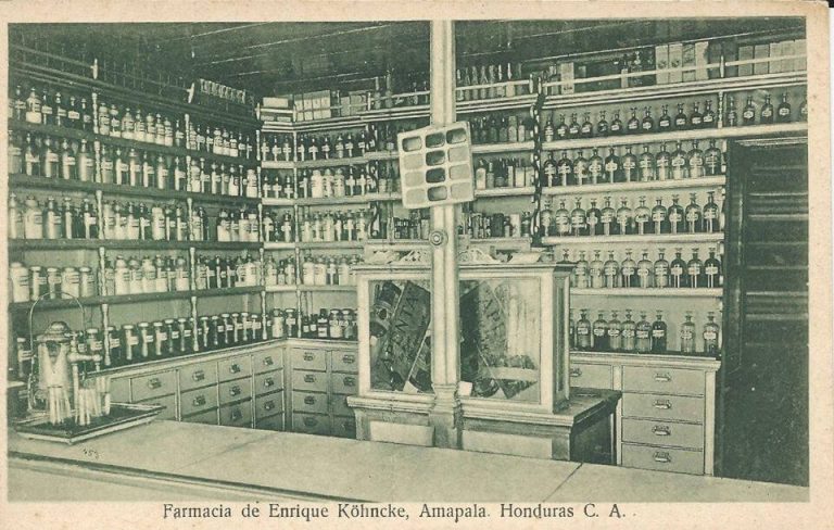 Vista interior de la farmacia de don Enrique Kohncke en Amapala. Véase la riqueza de frasquerío medicinal de la farmacia.