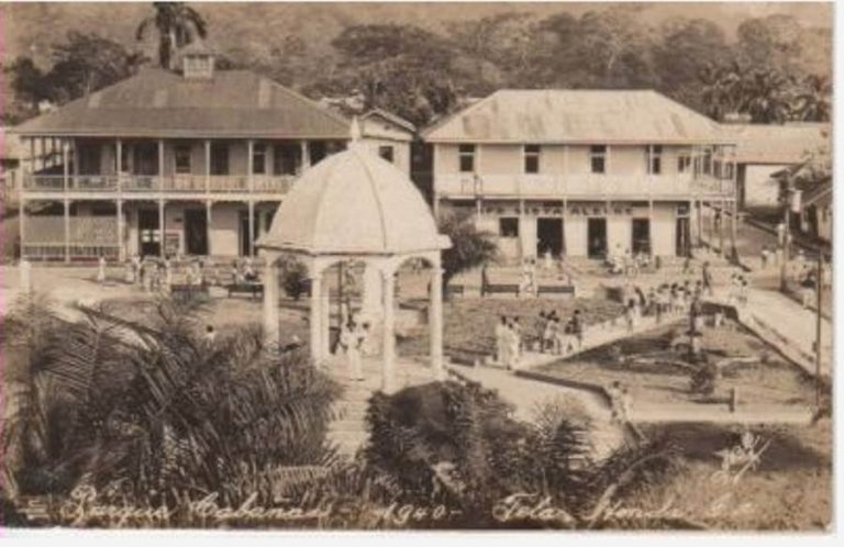 Foto histórica del parque Cabañas de Tela. Véanse los viejos edificios circundantes al mismo.