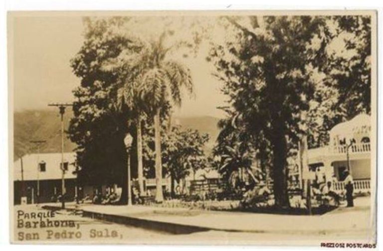 Fotografía parcial del Parque Barahona de San Pedro Sula. Años 30s, pues no estaba construido el vigente edificio municipal, a menos que el ángulo nos revele otra cosa. 