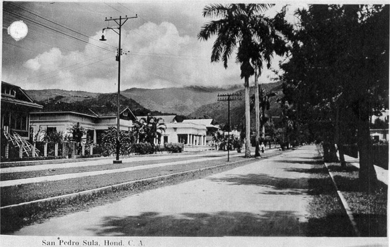 Vistazo al histórico Boulevard Morazán de San Pedro Sula. Observe las bellas casas de entonces. 