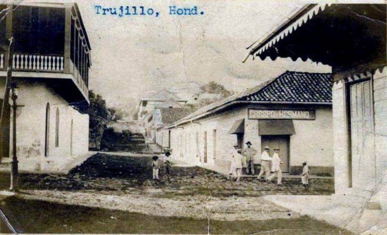 Calles y edificios del Trujillo del ayer. Nótese los transeúntes pasando por el local del negocio Crespo Hermanos. Muro Trujillo Colón.